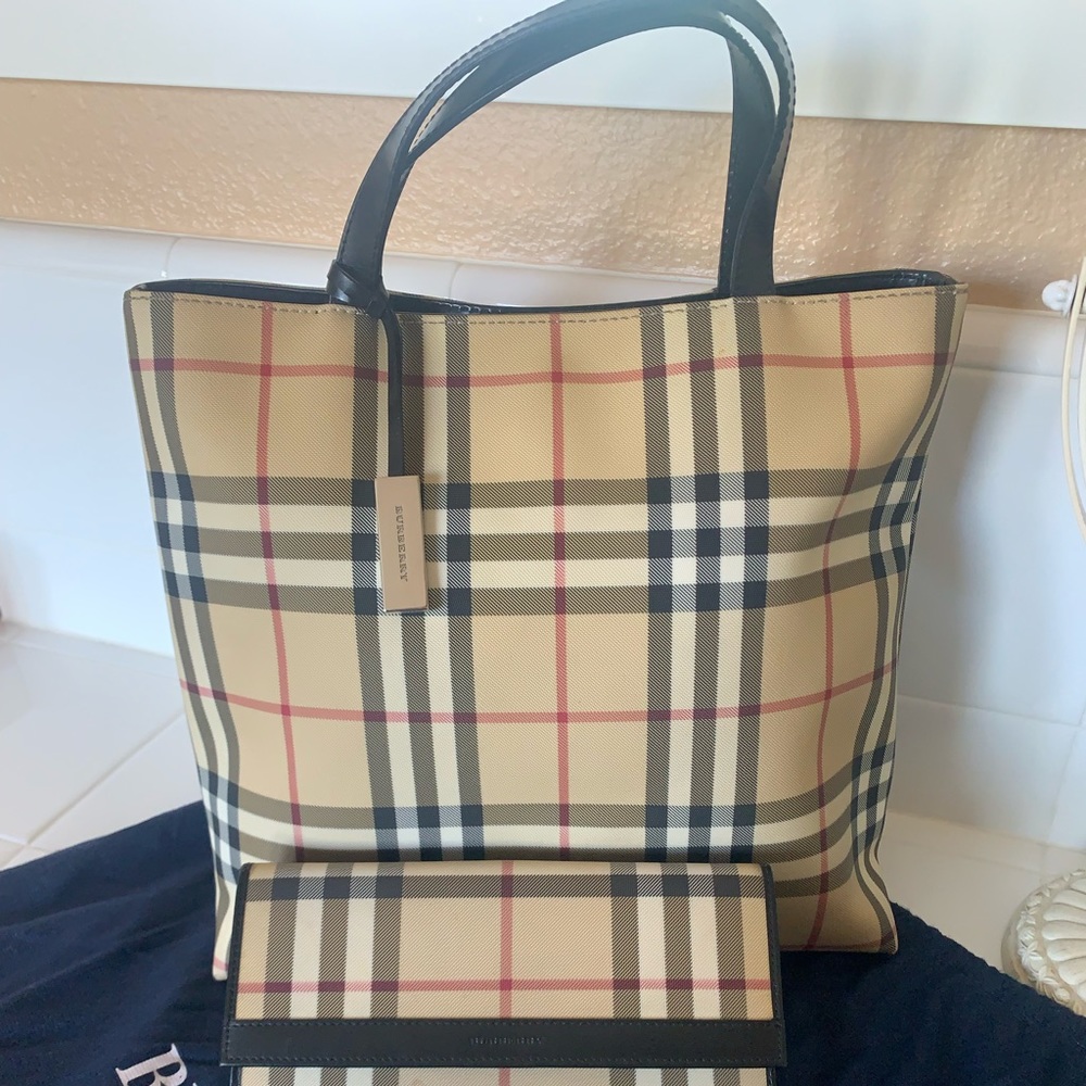 Burberry signature color and pattern Bag and wallet